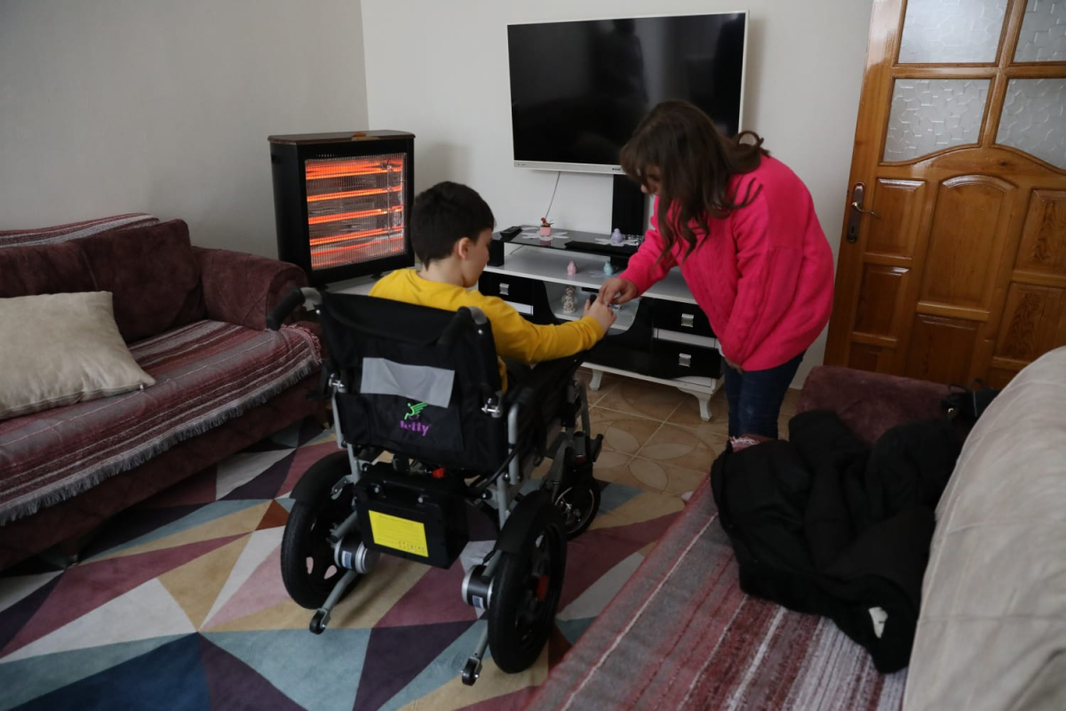 Diyarbakır Büyükşehir Belediyesi'nden akülü tekerlekli sandalye desteği