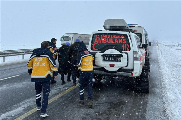 Şanlıurfa'da karla kapanan yolda hastalara paletli ambulans ile ulaşıldı