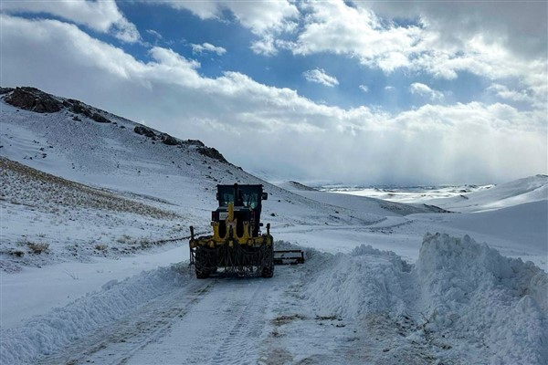 Van'da ekipler, kırsalda ulaşıma kapanan yoller için çalışmalarını sürdürüyor