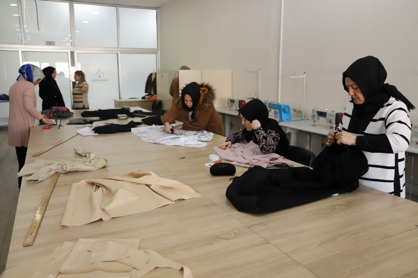 Kadınlar Karaköprü 'de KARAMEK kurslarıyla meslek öğreniyorlar