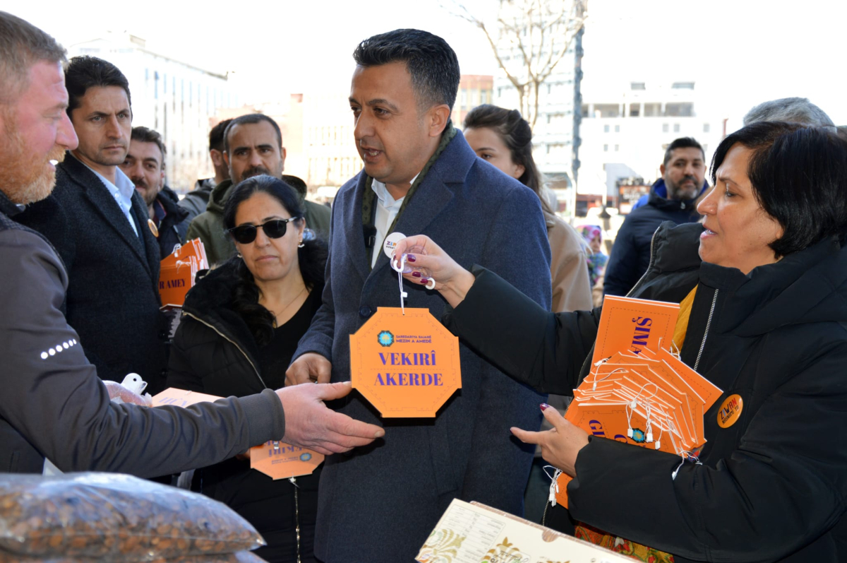 Diyarbakır Büyükşehir Belediyesi, esnafa Kürtçe yazılı kapı tabelaları dağıttı