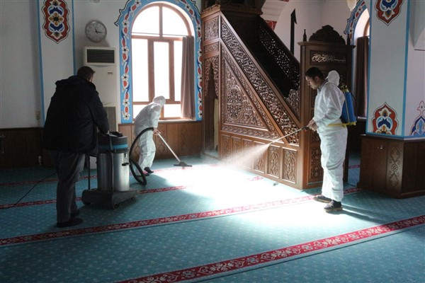 Edremit'teki ibadethanelerde Ramazan ayı temizliği