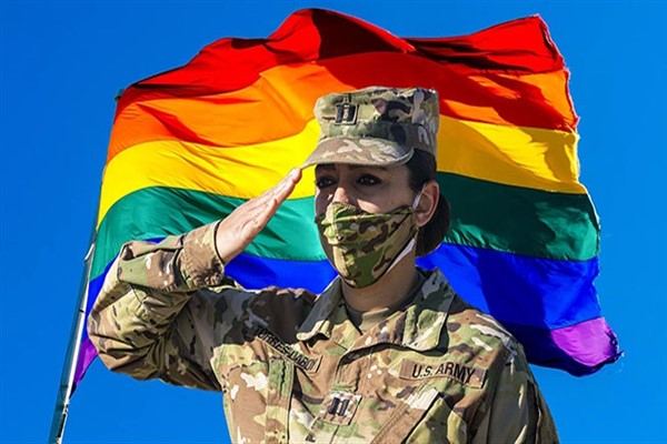 Pentagon, transseksüel ABD askeri personeli tespit edilmesini ve geri çekilmesini istedi