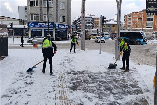 Van Büyükşehir Belediyesi'nin karla mücadele çalışmaları sürüyor