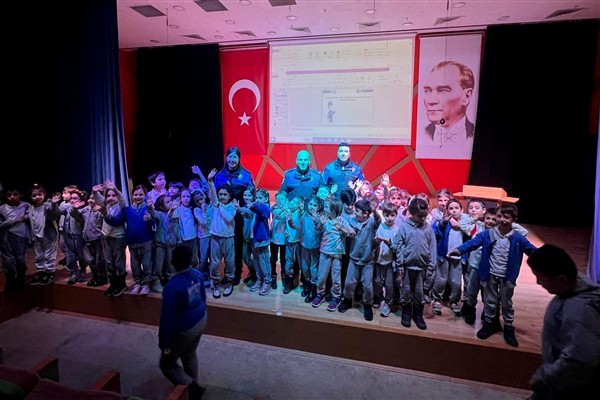 Emniyet ekipleri öğrencileri bilgilendirmeye devam ediyor