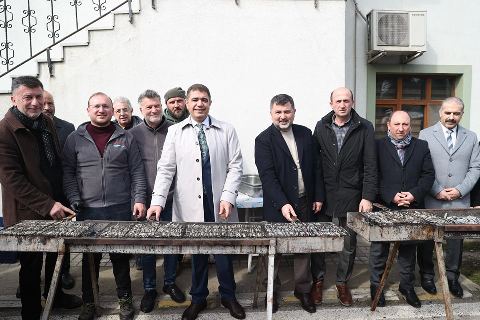 Düzce'de karla mücadele eden ekiplere hamsi şenliği