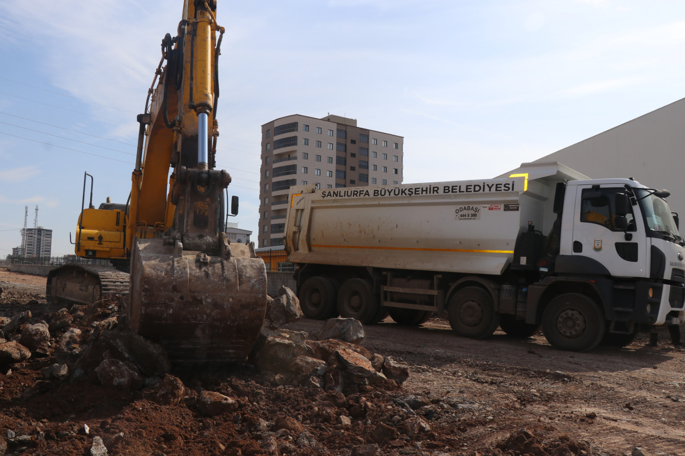  Şanlıurfa Büyükşehir Belediyesi'nin Çalışmaları, Siverek’te Trafiği Rahatlatıyor-(VİDEO)