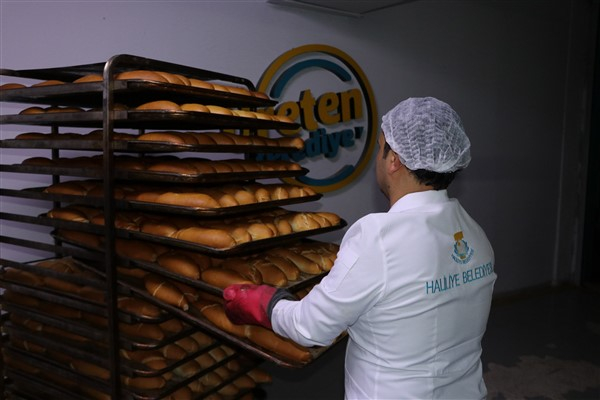 Haliliye Belediyesi'nden ihtiyaç sahibi vatandaşlara ekmek ve yemek dağıtımı