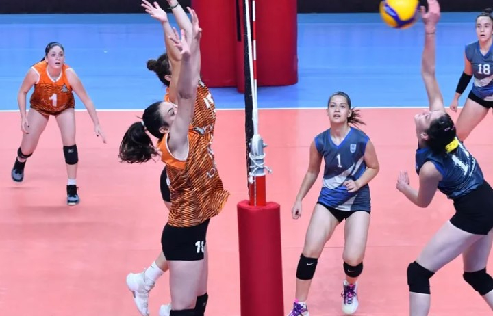 Kadınlar, Voleybol Maçında Sahada Olacak