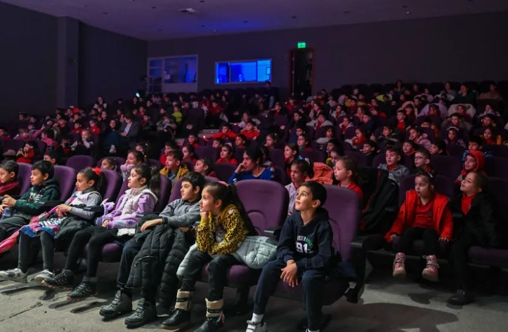 İzmir'de Başkan Eşki, Miniklere Sinema Müjdesi Verdi