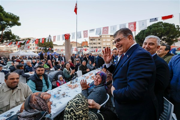 Başkan Tugay, Bergama'daki iftar programına katıldı