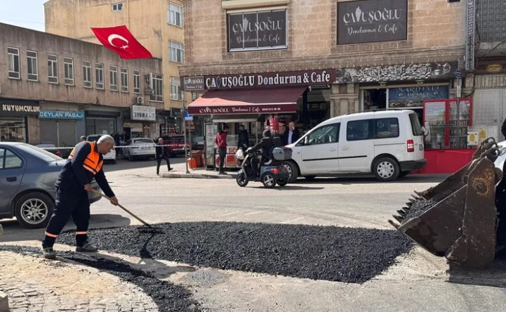 Midyat’ta Asfalt Bakım ve Onarım Çalışmaları Aralıksız Devam Ediyor