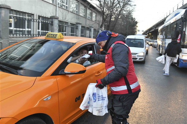 Ankara’da iftara yetişemeyen vatandaşlara motokuryelerle kumanya dağıtılıyor