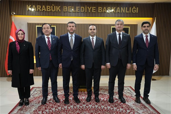 Bakan Kacır, Karabük Belediyesi’ni ziyaret etti