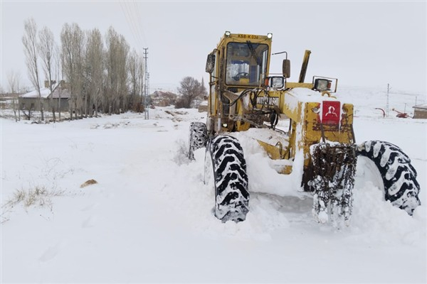 Kayseri Büyükşehir Belediyesi, karla mücadelede 203 mahalle yolunu ulaşıma açtı