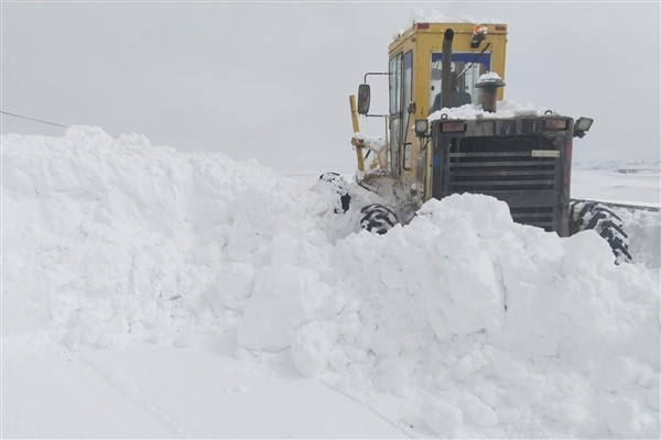 Kayseri Büyükşehir, kapanan 140 mahalle yolunu daha ulaşıma açtı