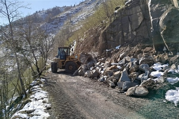 Ordu Büyükşehir Belediyesi, heyelanla mücadelesini sürdürüyor