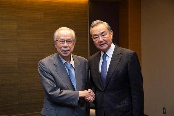 Wang Yi eski Japonya Başbakanı Fukuda ile görüştü