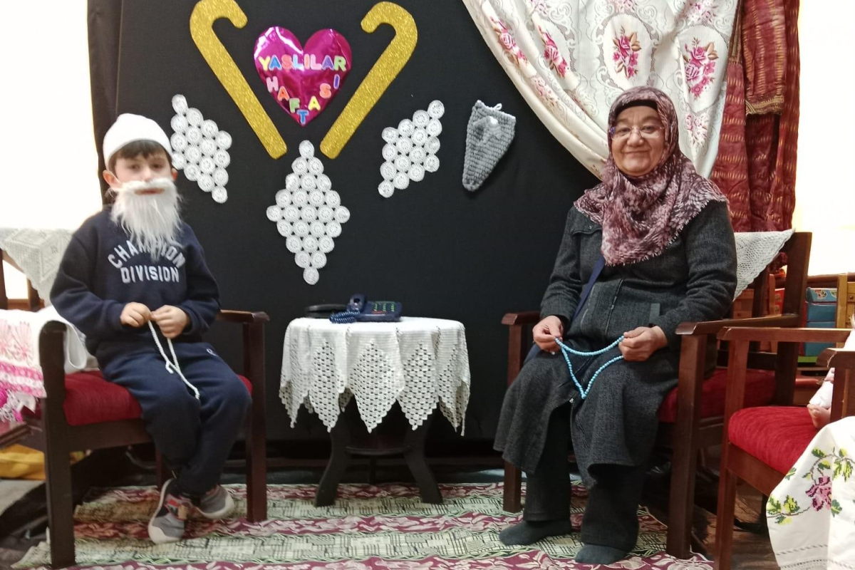 Karabük'te öğrenciler, Yaşlılar Haftası kapsamında etkinlik düzenledi