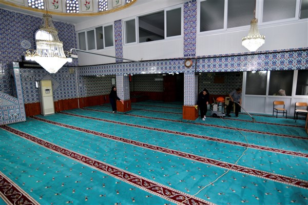 Bornova'da camiler temizlendi