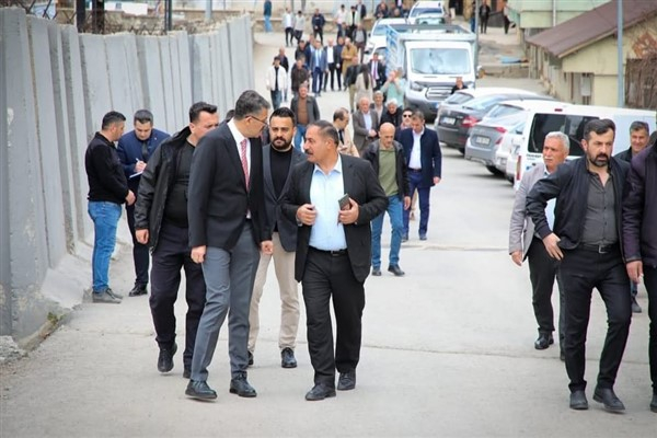 Hakkari Valisi Çelik, Cuma namazı sonrası vatandaşlarla buluştu