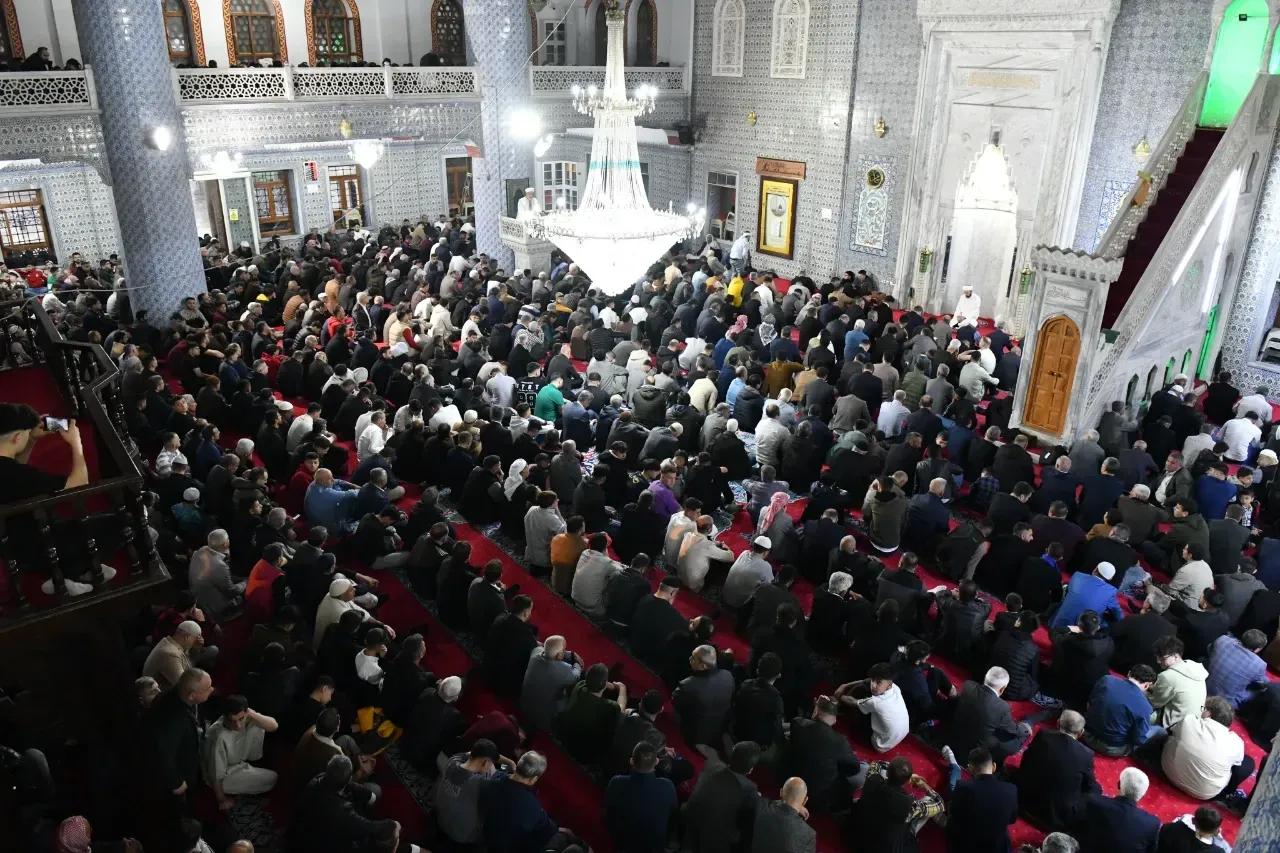 Şanlıurfa’da Protokol Üyeleri ve Vatandaşlar Bayram Namazında Buluştu