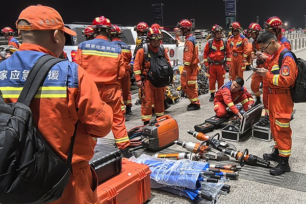 Çinli ekip, Myanmar'da enkaz altından bir kişiyi sağ kurtardı