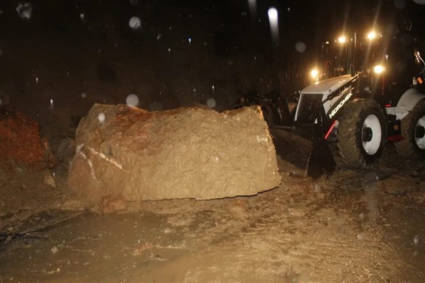 Tunceli'de etkili olan yoğun yağışlar, heyelana yol açtı