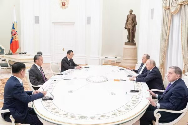 Putin, Çin Dışişleri Bakanı Wang Yi’i kabul etti