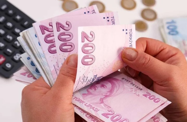 Emeklilerin Bayram İkramiyesi Farkları Hesaplara Yatırılıyor