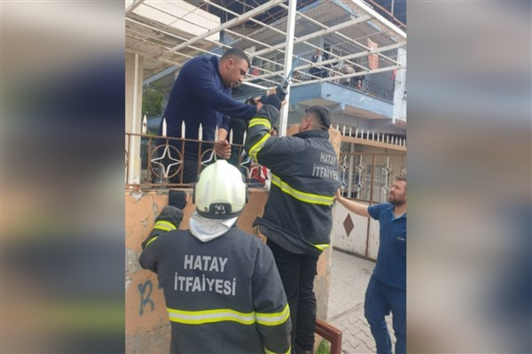 Hatay'da kolu demir korkuluklara saplanan çocuk kurtarıldı