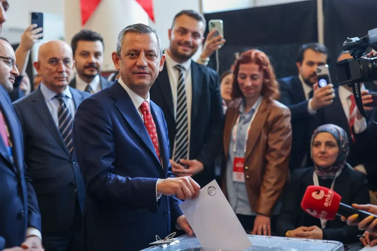 CHP kurultayında Özel yeniden başkan seçildi