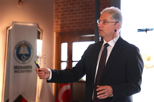 Dalgıç,  “Yeni Bir Bakış, Yeni Bir Anlayış&Prime; başlıklı toplantıya katıldı