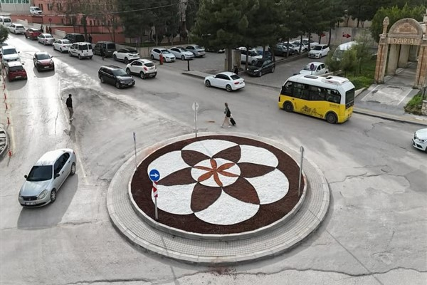 Mardin Artuklu’da kavşak düzenleme çalışmaları sürüyor