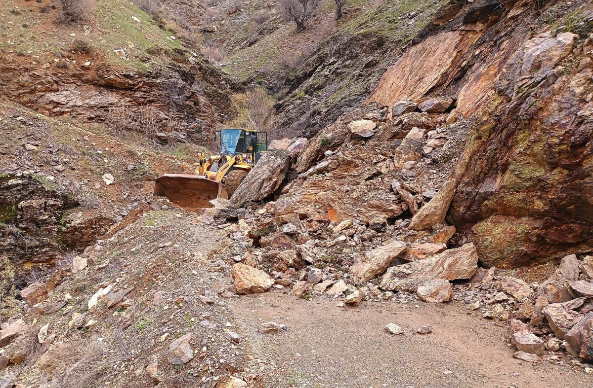 Diyarbakır Büyükşehir Belediyesi, heyelan nedeniyle zarar gören yolları temizliyor