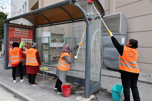 Osmaniye’de otobüs durakları temizleniyor