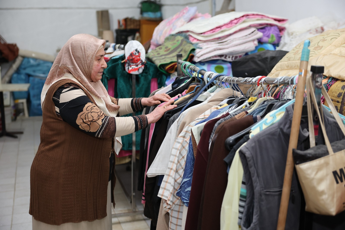 Bağcılar Belediyesi’nin ilk kadın meclis üyesi Malkoç, kıyafet yardımında bulunuyor