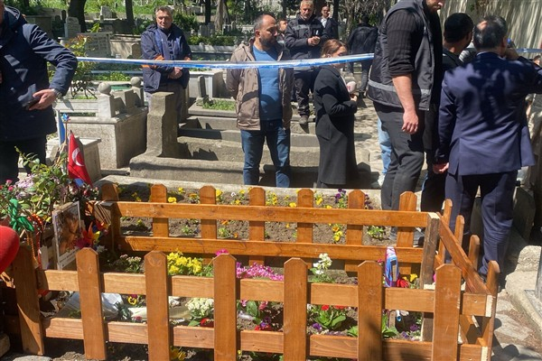 İBB, tahrip edilen Mattia Ahmet Minguzzi’nin mezarında bakım çalışması yaptı