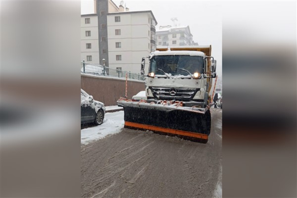 Yenimahalle’de karla mücadele çalışması