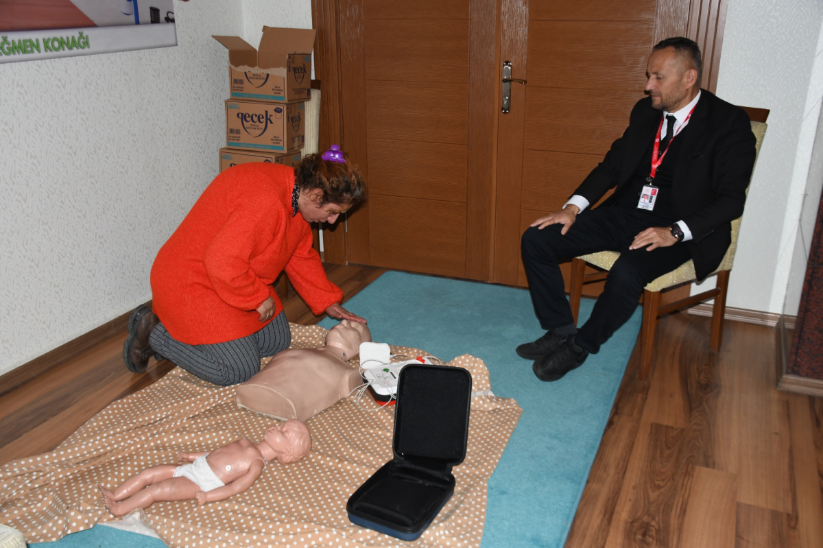 Mamak'ta belediye personeline yönelik bir ilk yardım eğitimi programı düzenleniyor