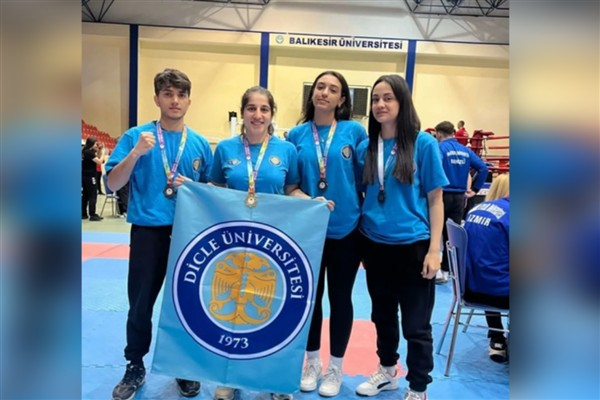 Dicle Üniversitesi sporcuları Kick Boks Şampiyonası’nda derece elde etti