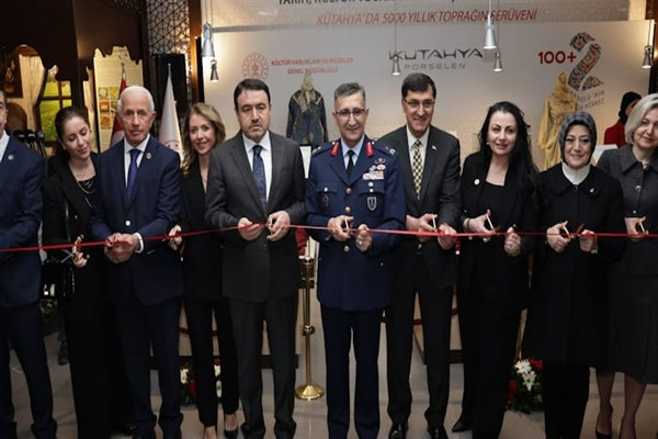 Başkan Kahveci, &Prime;Sanatın Buluştuğu Nokta: Kütahya&Prime; sergisinin açılışına katıldı