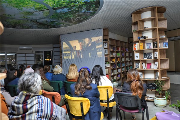 Kayapınar'da kadınlar Agora filmini izledi