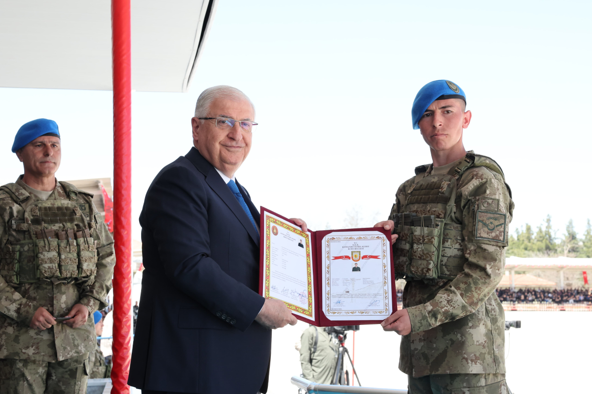 Bakan Güler, mezun olan komandolara belgelerini takdim etti