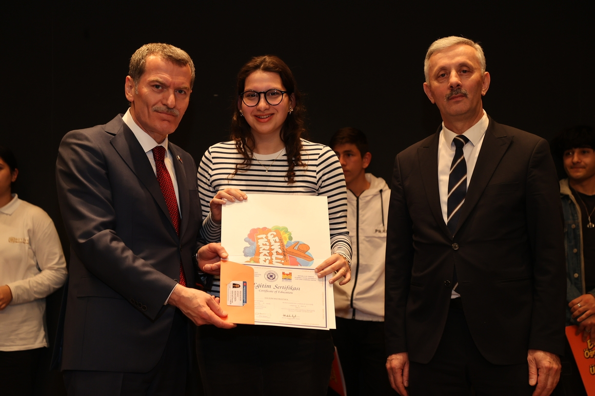 ZEYGEM atölyelerinden mezun olan gençler sertifikalarını Başkan Arısoy’un elinden aldı