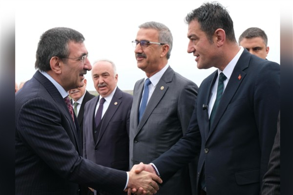 Başkan Köse, Cumhurbaşkanı Yardımcısı Yılmaz ve bakanları havalimanında karşıladı