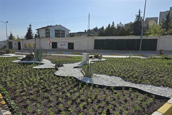 Mardin'de mevsimlik çiçek dikimi ve peyzaj düzenleme çalışmaları sürdürülüyor