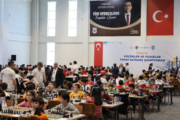 Küçükler ve Yıldızlar Takım Satranç Yarışmaları Karaman’da devam ediyor