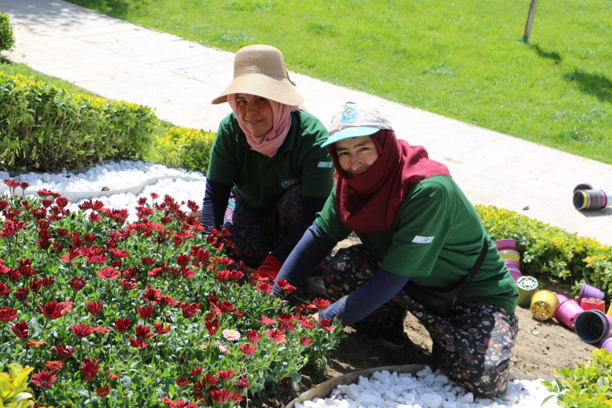 Manisa Büyükşehir Belediyesi, parklarda peyzaj çalışmasını başlattı