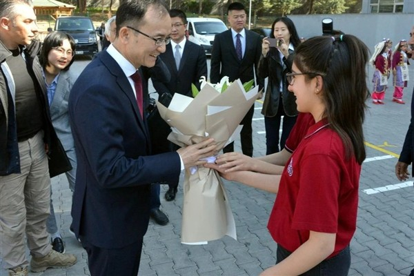 Çin'in Ankara Büyükelçisi Jiang'dan depremin kalbine dostluk ziyareti
